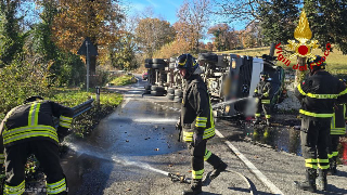 San Ginesio - Tir si ribalta, morto un 49enne di Tolentino